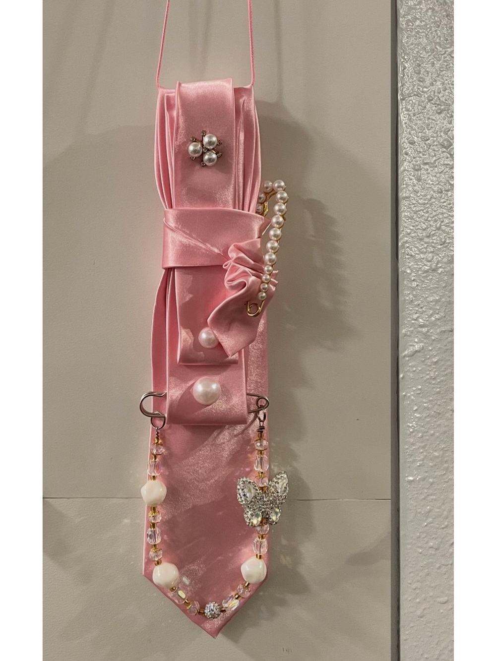 Embellished Menโs Necktie Necklace